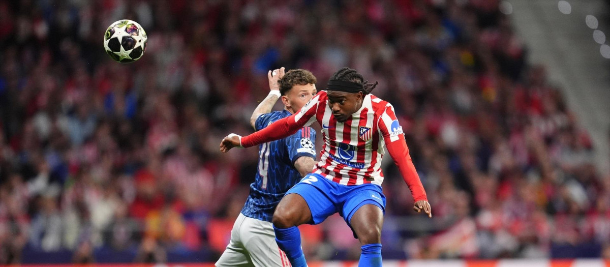 (Foto de ARCHIVO)
29 April 2026, Spain, Madrid: Arsenal's Ben White (l) and Atletico Madrid's Ademola Lookman battle for the ball during the UEFA Champions League semifinal 1st leg soccer match between Atletico Madrid and Arsenal at the Riyadh Air Metropolitano. Photo: Adam Davy/PA Wire/dpa

29/4/2026 ONLY FOR USE IN SPAIN