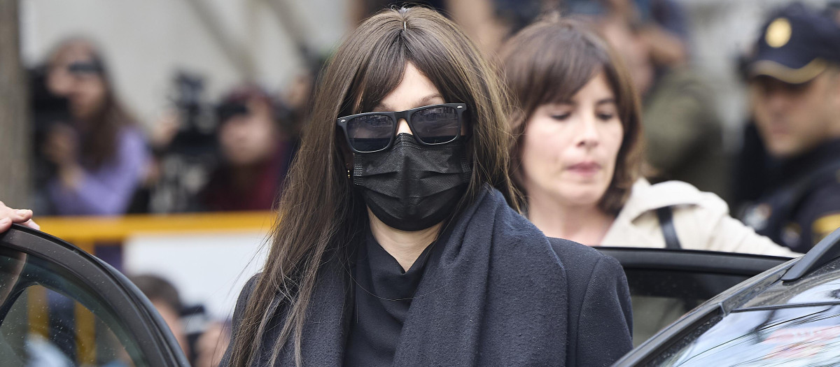 (Foto de ARCHIVO)
La expareja de Ábalos, Jéssica Rodríguez, a su salida del Tribunal Supremo, a 7 de abril de 2026, en Madrid (España). El exministro José Luis Ábalos, su exasesor Koldo García y el empresario Víctor de Aldama se sientan a partir de hoy en el banquillo de los acusados del Tribunal Supremo por presuntas irregularidades en los contratos de mascarillas adjudicados desde el Ministerio de Transportes durante la pandemia. Tanto Ábalos como Koldo se encuentran en prisión provisional desde el pasado 27 de noviembre y se declaran inocentes, asegurando en sus escritos de defensa que no cometieron ningún delito, sin embargo, Anticorrupción alega que Ábalos, Koldo y Aldama "convinieron" aprovecharse del cargo del entonces ministro -desde junio de 2018- para "favorecer", "a cambio del correspondiente beneficio económico" de los tres, la contratación con la Administración "en cuantas ocasiones hubiera oportunidad, por empresas cuyos intereses captaría y promovería" el empresario.

Jesús Hellín / Europa Press
07 ABRIL 2026;JUICIO;MASCARILLAS;JUZGADO;SUPREMO;
07/4/2026