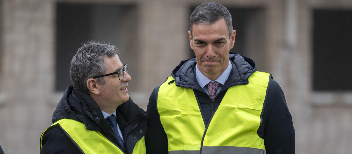 (Foto de ARCHIVO)
El ministro de la Presidencia, Félix Bolaños, y el presidente del Gobierno, Pedro Sánchez, durante el acto de demolición de los primeros edificios del acuartelamiento de Campamento, a 12 de enero de 2026, en Madrid (España). El Nuevo Barrio Campamento, que contempla la construcción de al menos 10.700 viviendas a precios asequibles en el suroeste de Madrid, toma impulso con el derribo de 57 antiguas edificaciones de uso militar.

Alberto Ortega / Europa Press
12/1/2026