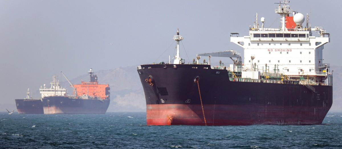 Buque cisterna Bili, con bandera de Gambia, anclado en el estrecho de Ormuz