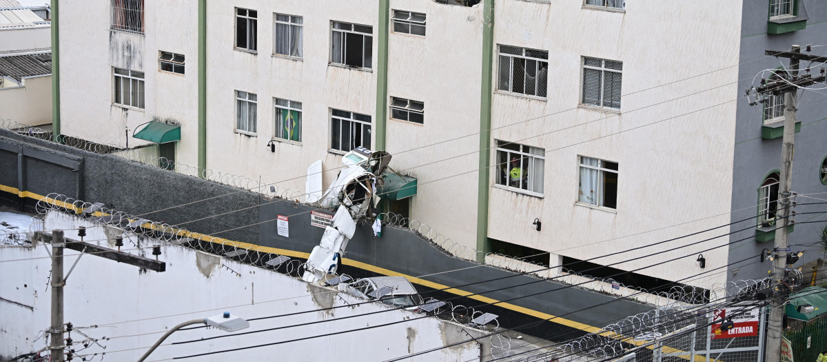 Restos de la aeronave tras estrellarse con un edificio de vivienda en Minas Gerais