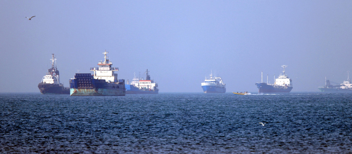 Buques anclados en el estrecho de Ormuz, frente a Bandar Abbas, en el sur de Irán