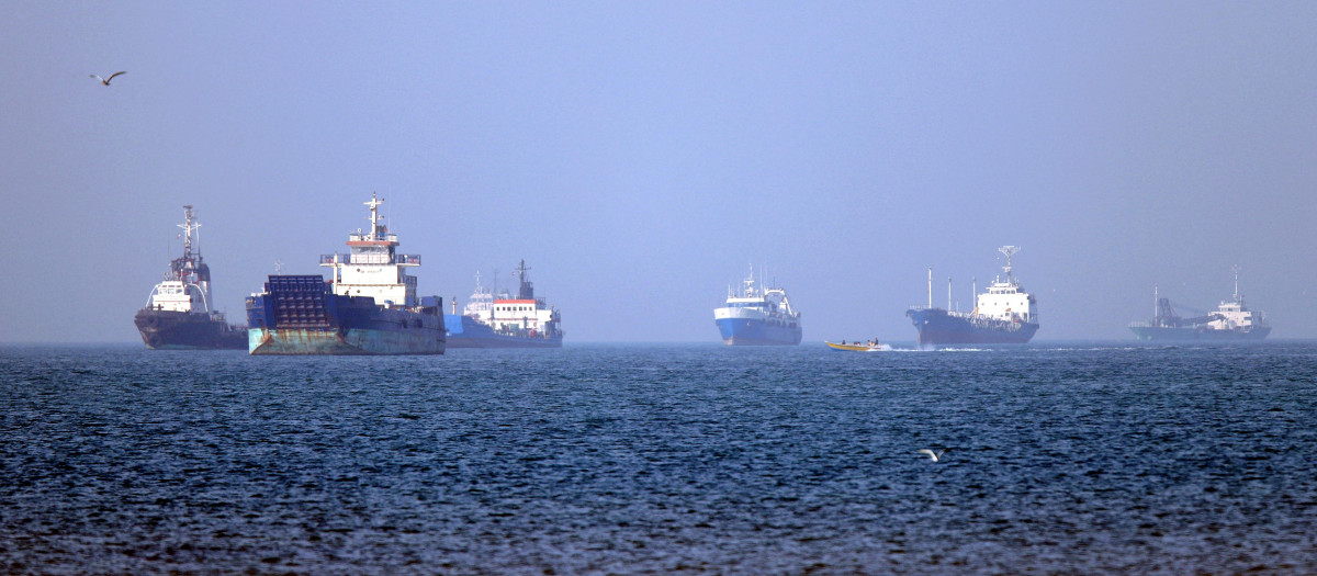 Buques anclados en el estrecho de Ormuz, frente a Bandar Abbas, en el sur de Irán