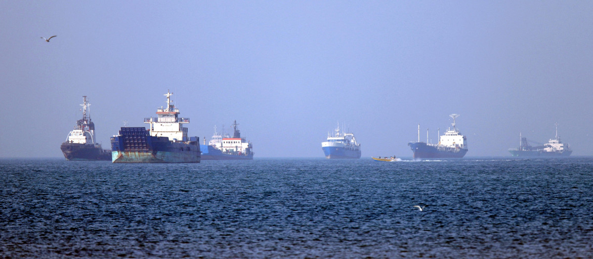 Buques anclados en el estrecho de Ormuz, frente a Bandar Abbas, en el sur de Irán