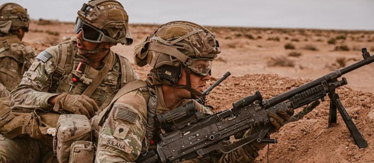 Soldados estadounidenses asignados a la Compañía de Ataque, 1.er Batallón, 503.er Regimiento de Infantería, 173.ª Brigada Móvil de Combate (Aerotransportada), en Cap Draa, Tan-Tan, Marruecos