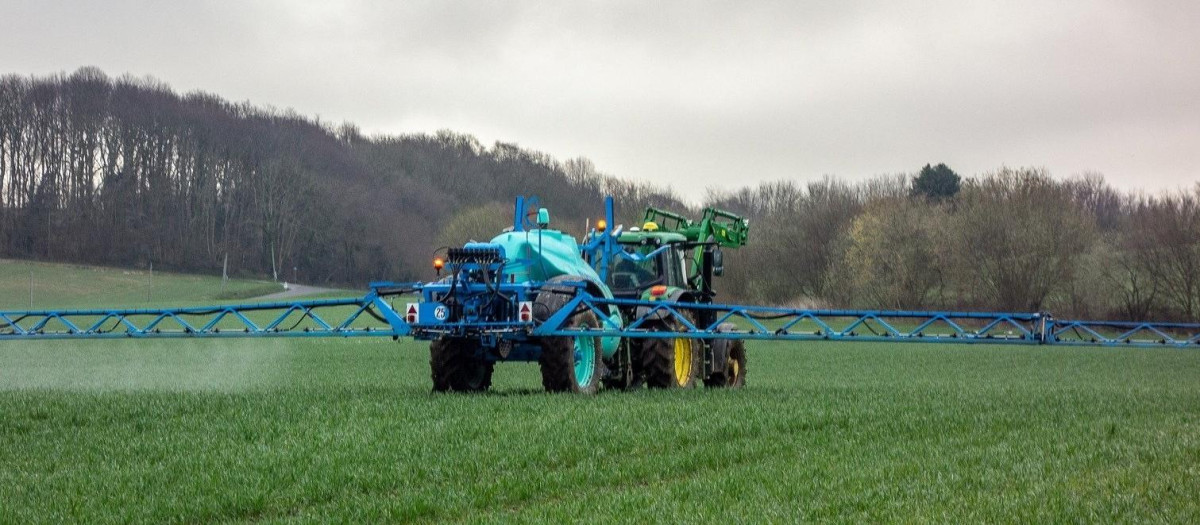 Un tractor aplica fertilizantes sobre la tierra