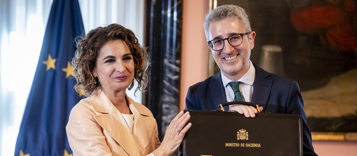 La secretaria general del PSOE-A y candidata a la Presidencia de la Junta de Andalucía, María Jesús Montero (i), y el ministro de Hacienda, Arcadi España