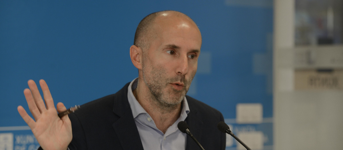 El alcalde de la ciudad, Gonzalo Pérez Jácome, ofrece una rueda de prensa tras reunirse con el presidente de la Xunta de Galicia, en la Delegación de la Xunta, a 4 de octubre de 2023, en Ourense, Galicia (España). El alcalde de Ourense, ha solicitado al presidente de la Xunta la petición de que la Administración autonómica asuma la apertura de los centros educativos de la ciudad fuera del horario escolar, para que los niños empleen las instalaciones para actividades