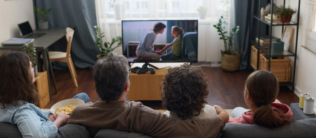 Una familia viendo la televisión