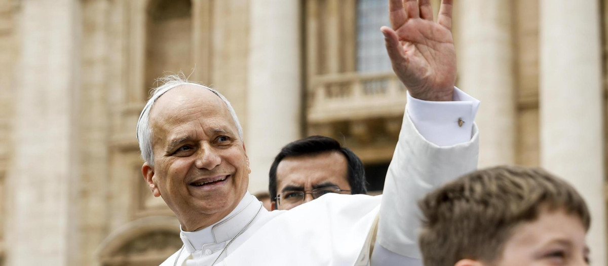 El Santo Padre, ayer, saluda en la Plaza de San Pedro del Vaticano