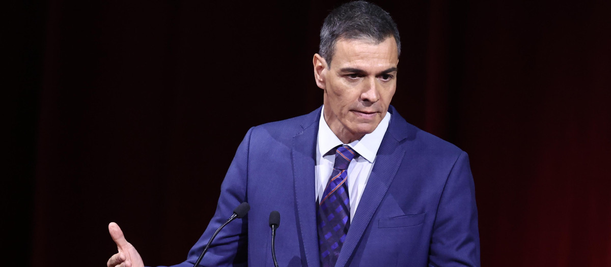(Foto de ARCHIVO)
El presidente del gobierno, Pedro Sánchez, interviene durante el Bloomberg CityLab 2026, en el Teatro Real de Madrid, a 28 de abril de 2026, en Madrid (España). El Bloomberg CityLab, es la cumbre mundial más importante sobre ciudades, que este año tiene lugar en Madrid. La cumbre impulsará conexiones vitales entre ciudades, abordará desafíos comunes urgentes y promoverá soluciones audaces y prácticas que darán forma al futuro de las ciudades y del mundo.

Eduardo Parra / Europa Press
28/4/2026