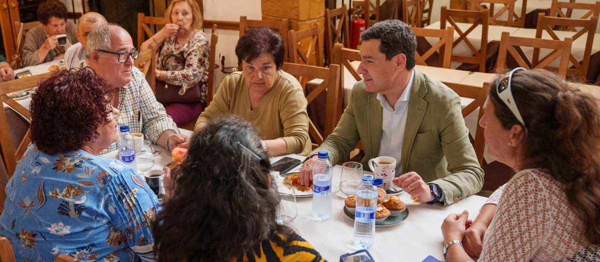 El presidente del PP andaluz y candidato a la reelección a la Presidencia de la Junta de Andalucía, Juanma Moreno se reúne con sus familiares en su pueblo natal Alhaurín El Grande. A 6 de mayo de 2026 en Alhaurín El Grande, Málaga (Andalucía, España). El presidente del PP andaluz y candidato a la reelección a la Presidencia de la Junta de Andalucía, Juanma Moreno, ha atendido a los medios de comunicación este miércoles en Alhaurín El Grande, después de realizar un paseo por el municipio. Con esta visita, Moreno continúa su agenda de precampaña por la provincia malagueña, acercándose a los vecinos y transmitiendo su mensaje de cara a las próximas elecciones autonómicas.

Francisco J. Olmo / Europa Press
06/5/2026