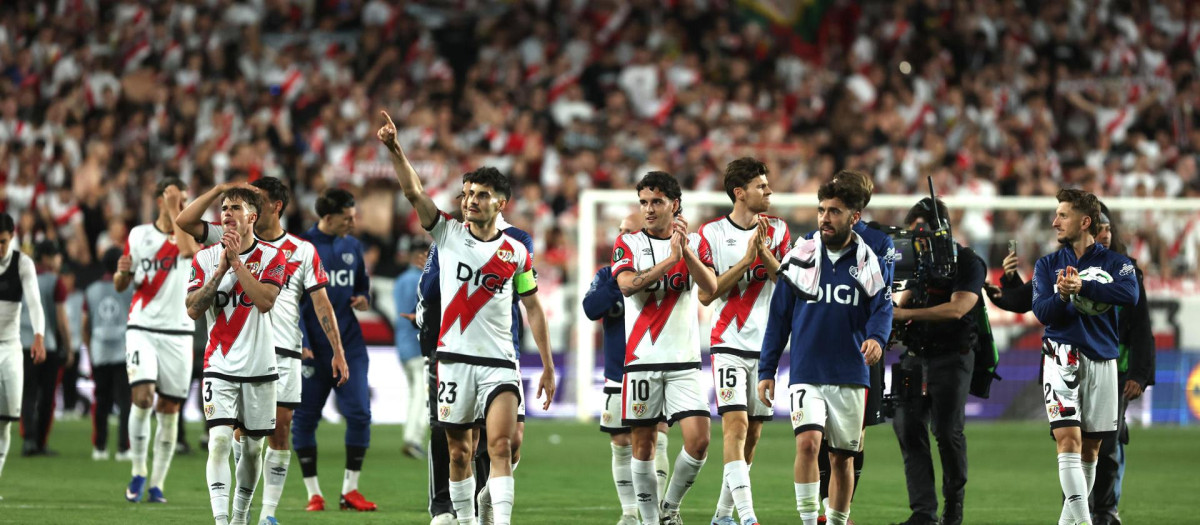 Los jugadores del Rayo celebran la victoria ante el Estrasburgo
