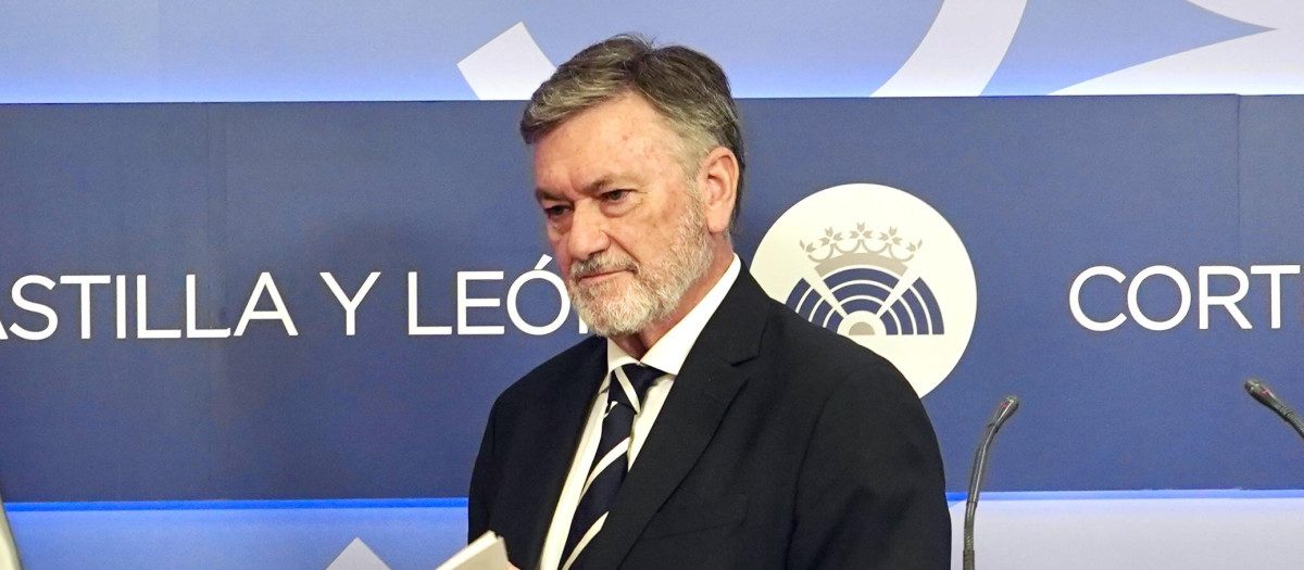 El presidente de las Cortes de Castilla y León, Francisco Vázquez, comparece tras la la ronda de consultas