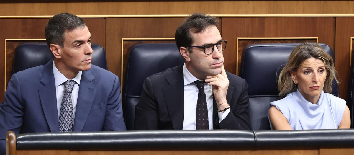 Carlos Cuerpo, en medio, entre Sánchez y Yolanda Díaz.