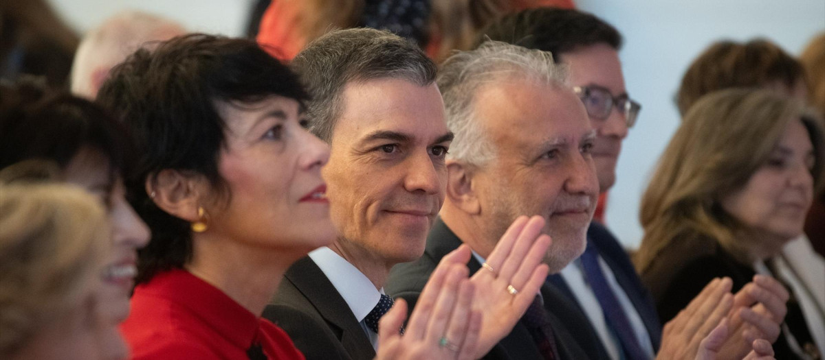Elma Saiz, junto a Pedro Sánchez, en una imagen de archivo