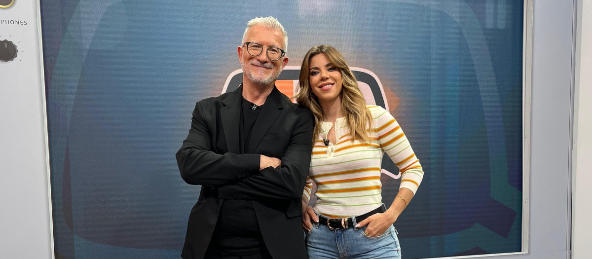 Imagen de Josep Ramon Lluch y Anaïs Ordóñez, presentadores del programa 'El retrovisor' en À Punt