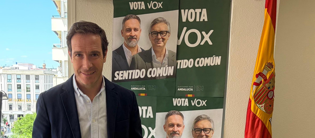 Javier Cortés posa con las letras colocadas a los pies de Santiago Abascal en el banco de la calle Asunción en 2015