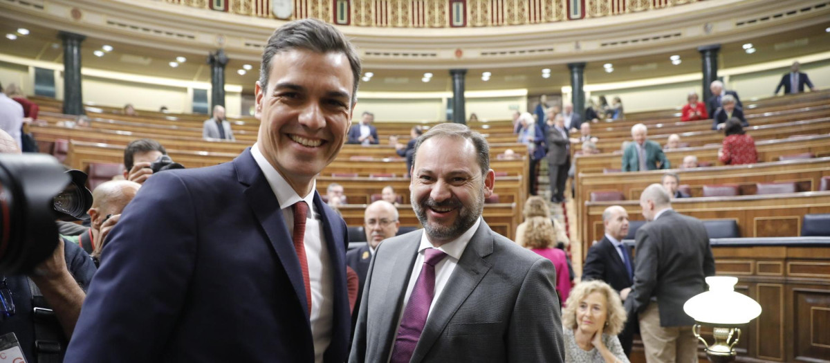El presidente del Gobierno, Pedro Sánchez, junto al ministro de Fomento, José Luis Ábalos en 2018