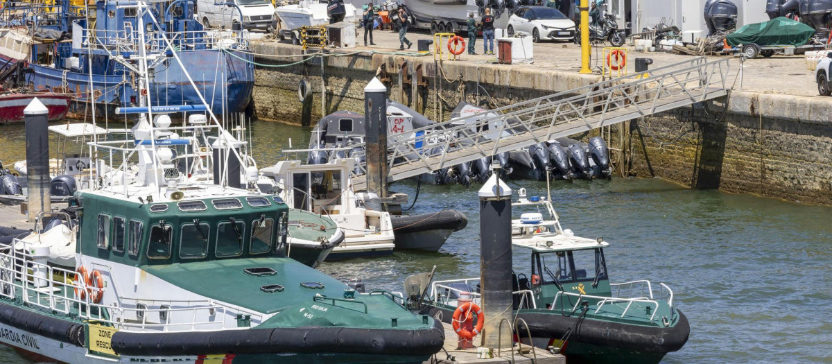 Vista de dos barcos de la Guardia Civil este viernes, en el muelle de Levante, en Huelva