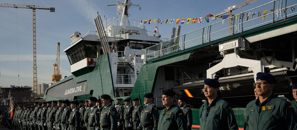 Agentes de la Guardia Civil durante la entrega del buque oceánico de la Guardia Civil Duque de Ahumada, a 18 de septiembre de 2025, en Vigo, Pontevedra