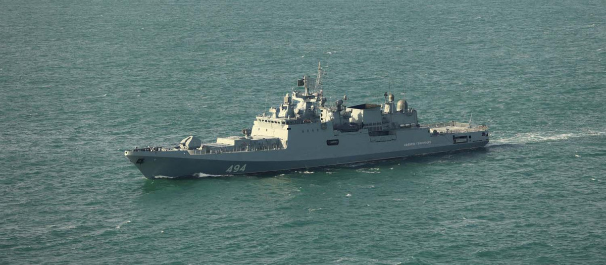 La fragata rusa Almirante Grigorovich, captada por un helicóptero Wildcat británico