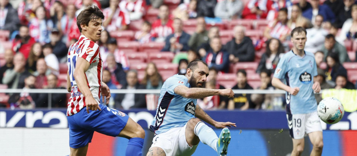 Robin Le Normand pelea un balón en el Atlético de Madrid - Celta de Vigo