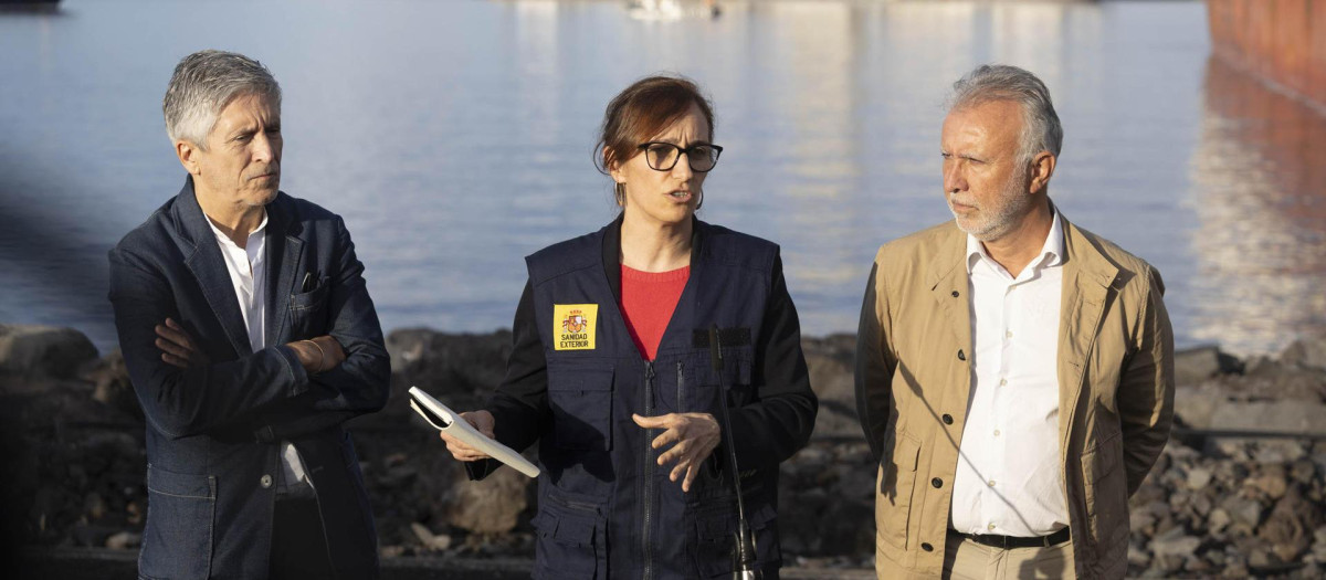 Los ministros de Sanidad, Mónica García (c); Interior, Fernando Grande Marlaska (i), y Política Territorial, Ángel Víctor Torres (d), en el puerto de Granadilla