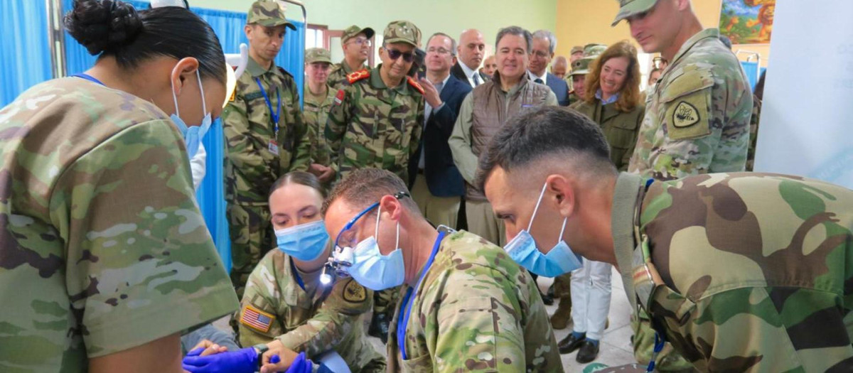 El embajador de EE.UU. en Marruecos, Duke Buchan III (d), y el Inspector General de las Fuerzas Armadas Reales de Marruecos, general Mohamed Berrid (i), auspiciando el inicio de la primera actividad de Asistencia Cívica Humanitaria (HCA, por sus siglas en inglés) celebrada en Dajla en el marco de 'African Lion'