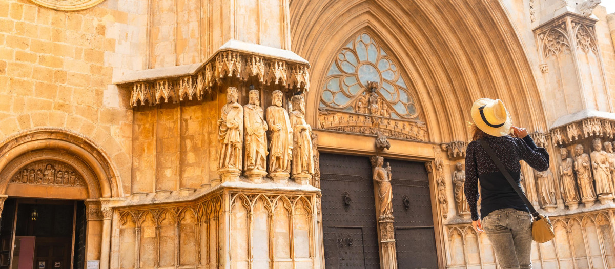 Una mujer se dirige hacia la catedral de Tarragona