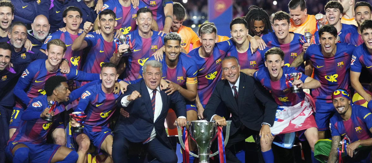 BARCELONA, 10/05/2026.- Los jugadores del FC Barcelona celebran el título de Liga con Joan Laporta y Rafa Yuste a la finalización del encuentro correspondiente a la jornada 35 de LaLiga que FC Barcelona y Real Madrid disputaron este domingo en el Camp Nou, en Barcelona. EFE/Andreu Dalmau