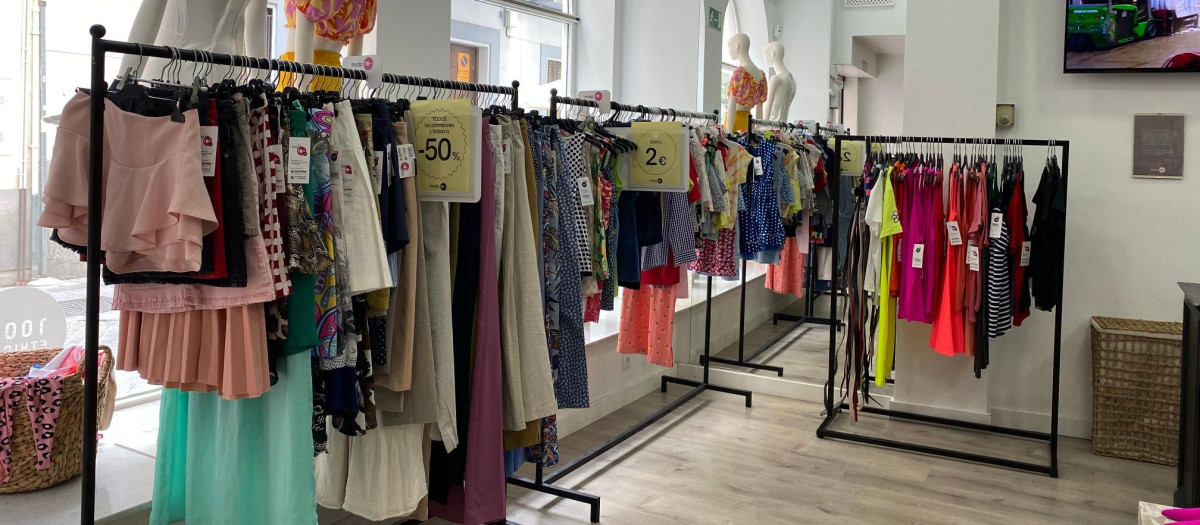 Interior de la tienda Moda re-, de Cáritas Diocesana de Córdoba