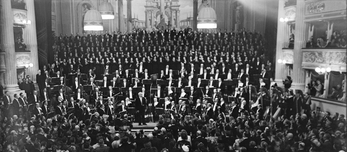 El director de orquesta Arturo Toscanini durante el concierto que inauguró La Scala de Milán el 11 de mayo de 1946