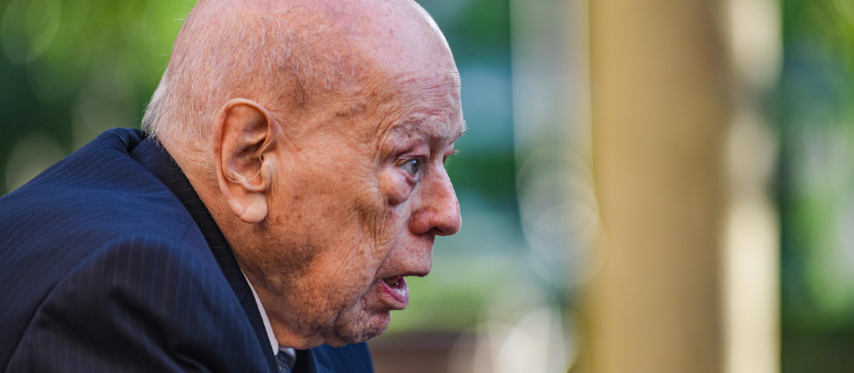 El expresidente de la Generalitat, Jordi Pujol, a su llegada a la izada de la senyera, a 10 de septiembre de 2025, en Barcelona, Catalunya (España). Este acto supone la recuperación de la tradicional izada solemne de la senyera en el Parlament de Catalunya para iniciar los actos de la Diada, un gesto impulsado por el presidente del Parlament, Josep Rull, inspirado en la época de Pasqual Maragall. La bandera ondeará todo el año en un nuevo mástil frente al Parlament y la ceremonia marca el regreso de una tradición institucional que no se celebraba desde 2008.
