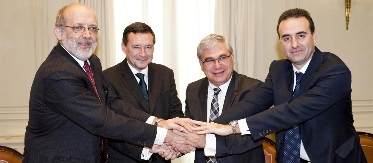 Angel Simón (segundo por la izquierda mirando a la imagen) y Ciril Rozman, primero por la derecha, tras tomar posesión Félix Azón en 2018 como director general de la Guradia Civil. 


20/12/2011