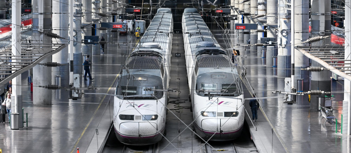 Trenes AVE durante la segunda operación salida con motivo de la Semana Santa 2026, en la estación Madrid-Puerta de Atocha-Almudena Grandes