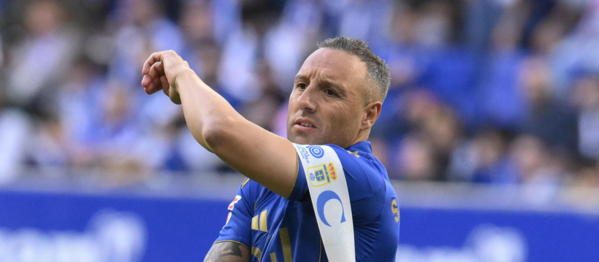 OVIEDO, 10/05/2026.- Santi Cazorla, del Oviedo, durante el partido de la jornada 35 de LaLiga que disputan Real Oviedo y Getafe CF este domingo en el estadio Carlos Tartiere, en Oviedo. EFE/Eloy Alonso