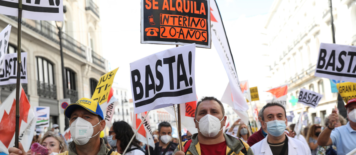 Una manifestación de trabajadores interinos reclama que se les declare empleados fijos, a 25 de septiembre de 2021