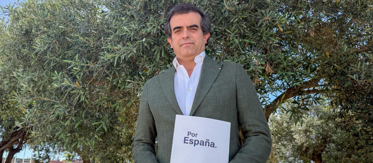 Antonio sevilla, el candidato de Vox por Málaga, posa con el programa de su partido para El Debate