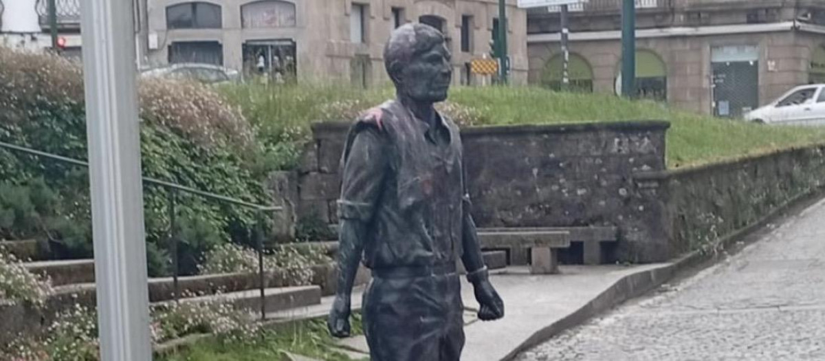 Vandalizan la estatua de Moncho Reboiras en Santiago con pintura roja y una nota en árabe