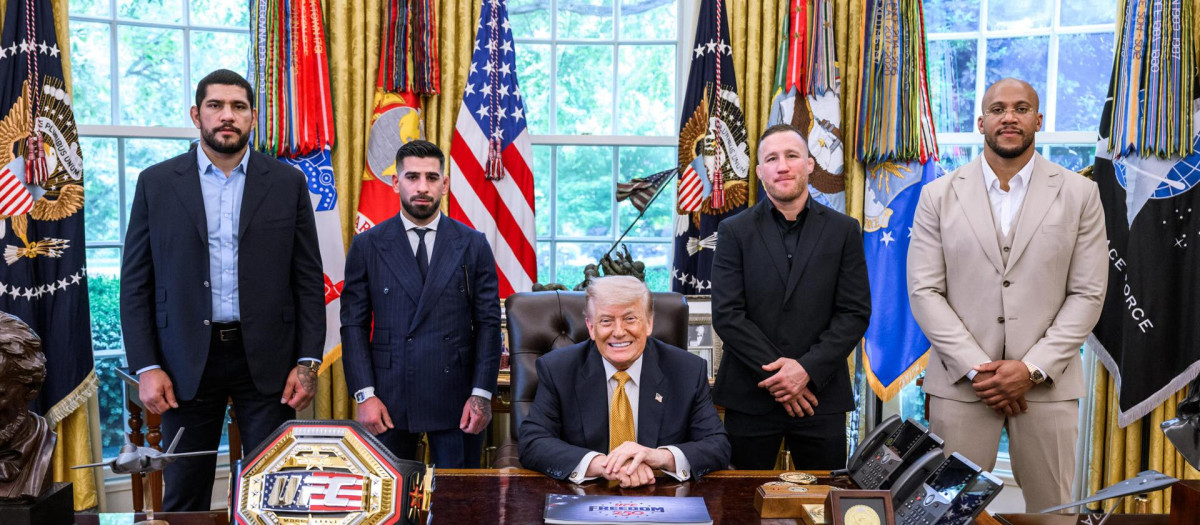 Donald Trump posa junto a Ilia Topuria y Justin Gaethje en el Despacho Oval de la Casa Blanca