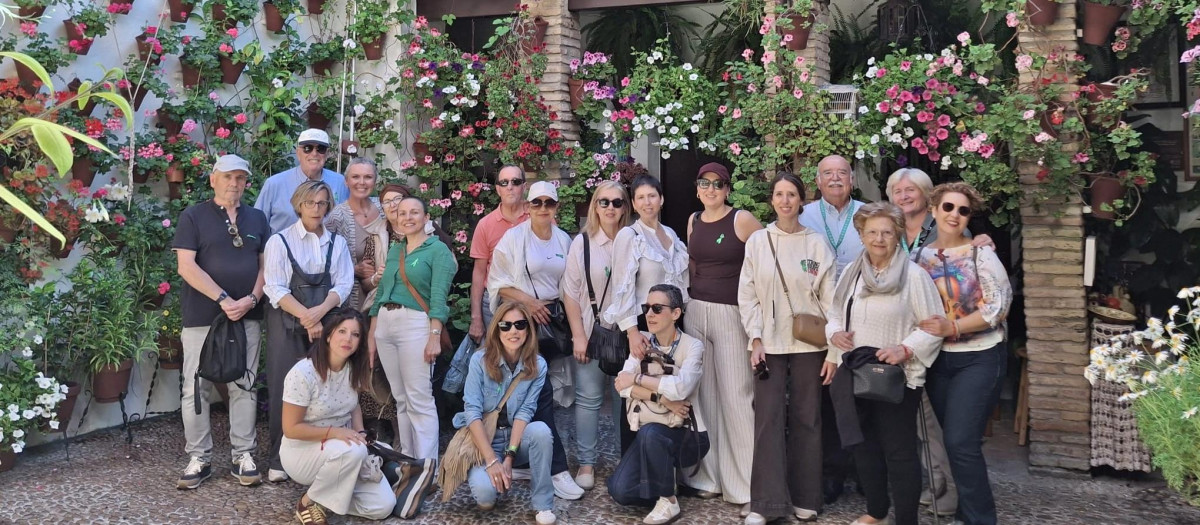 Grupo de pacientes con cáncer, en un patio de Córdoba