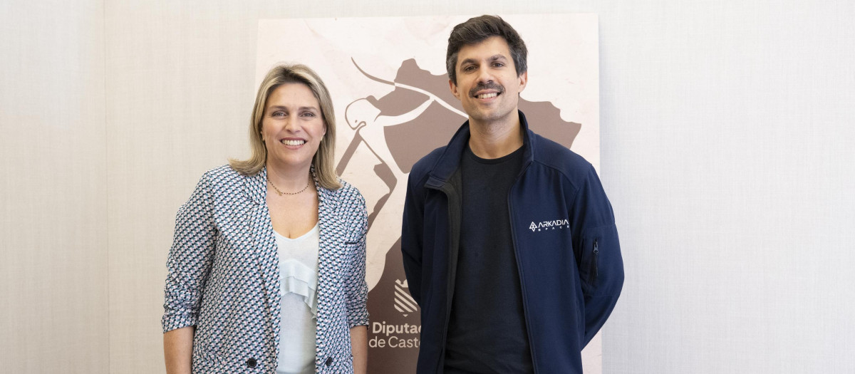 Marta Barrachina con un miembro de Arkadia Space