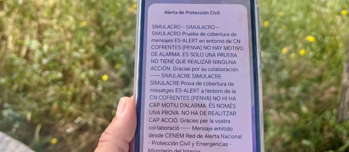 Imagen de un teléfono móvil recibiendo el mensaje de prueba del sistema ES-Alert durante el simulacro realizado en el entorno de la central nuclear de Cofrentes