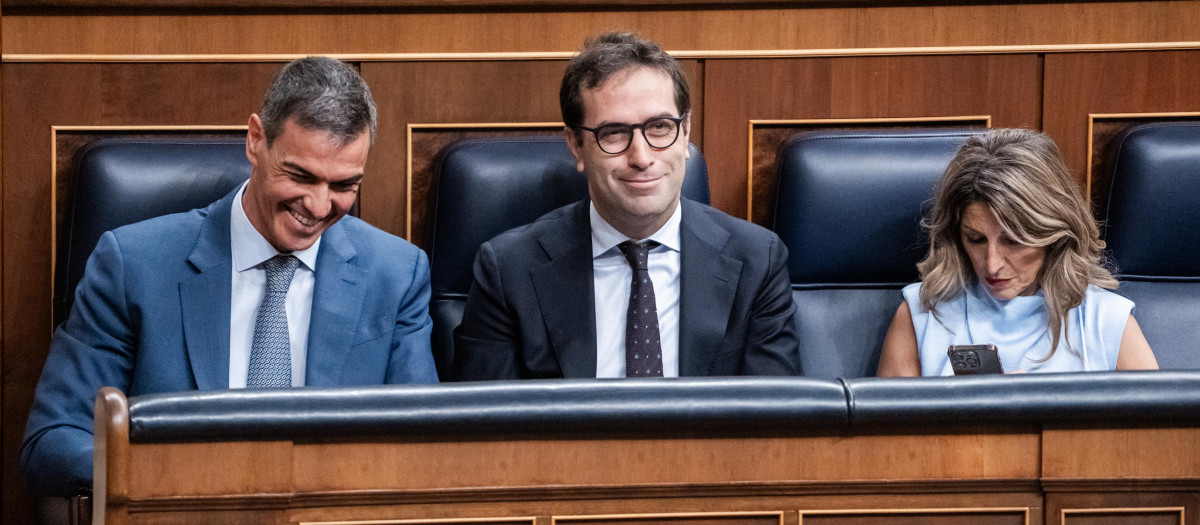 El presidente del Gobierno, Pedro Sánchez, el vicepresidente y ministro de Economía, Carlos Cuerpo, y la vicepresidenta segunda y ministra de Trabajo, Yolanda Díaz, durante una sesión plenaria en el Congreso