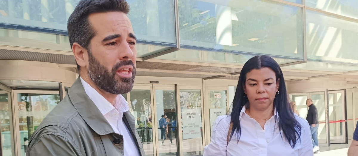 El portavoz del PSPV-PSOE José Muñoz y la secretaria de Migraciones del PSPV-PSOE, Yaissel Sánchez, presentan ante Fiscalía la denuncia.