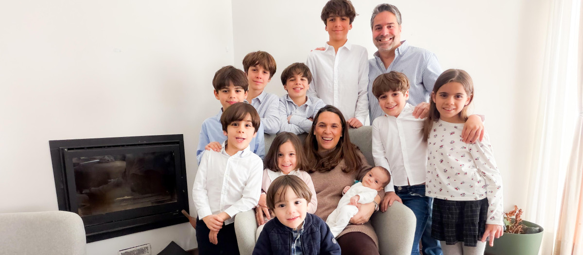 Ana Iglesias, junto a su marido y sus 10 hijos