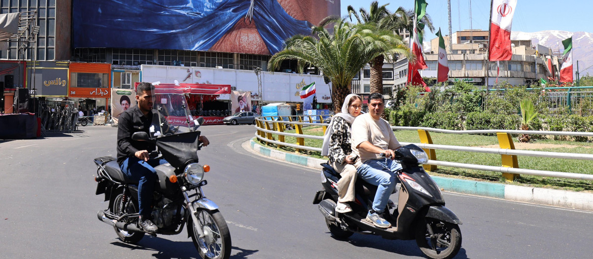 Dos motociclistas en el centro de Teherán, Irán, el pasado 10 de mayo