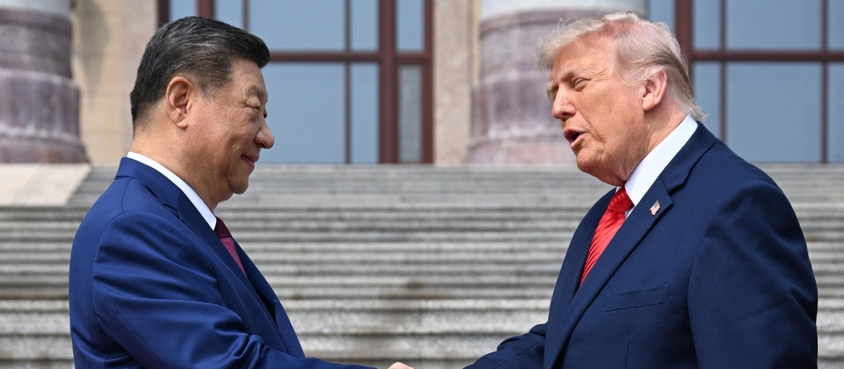 El presidente estadounidense Donald Trump (derecha) estrecha la mano del presidente chino Xi Jinping
