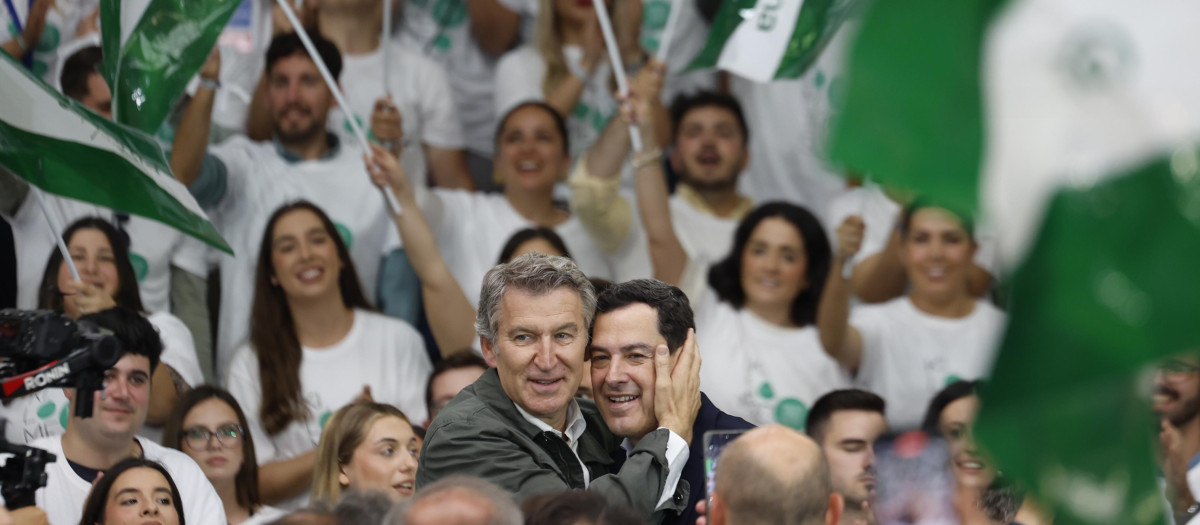Alberto Núñez Feijóo y Juanma Moreno, en un acto de la campaña